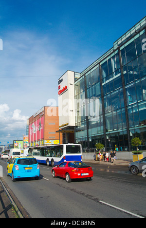 Il traffico su 13 Janvara iela Street di fronte a Stockmann complesso commerciale centro di Riga Lettonia gli Stati Baltici in Europa Foto Stock