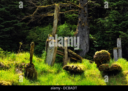 SGang Gwaay Isola Gwaii Haanas National Park rimane 6-beam Chief's longhouse Haida Gwaii Queen Charlotte Islands BC Canada Foto Stock