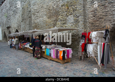 In stallo la vendita di indumenti di lana Müürivahe street old town Tallinn Estonia Paesi Baltici Europa Foto Stock