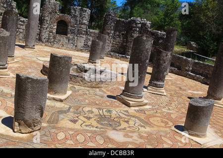 Resti del Battistero bizantino in Butrinto Albania con mosaico pavimento piastrellato Foto Stock