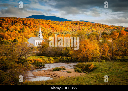 Vista autunnale della Comunità chiesa in Stowe Vermont, USA Foto Stock