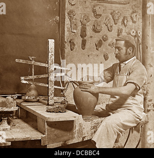 Lambeth Doulton Faience factory - gettando - periodo Vittoriano Foto Stock