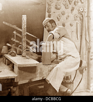 Lambeth Doulton Faience factory - gettando - periodo Vittoriano Foto Stock