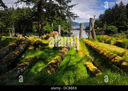 SGang Gwaay Isola Gwaii Haanas National Park rimane 6-beam Chief's longhouse Haida Gwaii Queen Charlotte Islands BC Canada Foto Stock