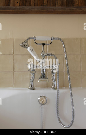 In stile retrò vasca da bagno tocca imposta nella finitura in cromo, Barnsley, Regno Unito. Foto Stock
