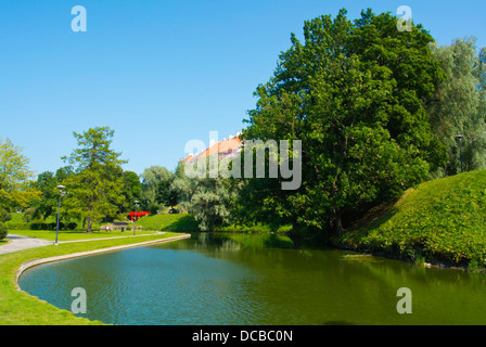 Snelli tiik Toompark lago park esterno alle mura della vecchia città Tallinn Estonia Paesi Baltici Europa Foto Stock