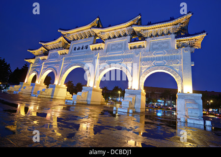 Archi presso Piazza Liberty in Taipei, Taiwan. Foto Stock