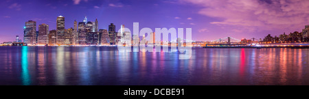 New York City Panorama spanning da Lower Manhattan a Brooklyn attraverso l'East River. Foto Stock