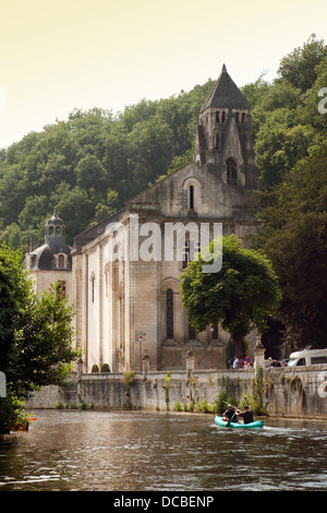 In canoa sul fiume Dronne a Brantome di sera, con l'ottavo secolo i benedettini di Brantome Abbey, Dordogne, Francia Foto Stock