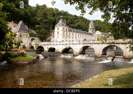 Il fiume Dronne, ottavo secolo medievale di Brantome Benedettina Abbazia e il ponte; Brantome, la Dordogne, Francia, Europa Foto Stock