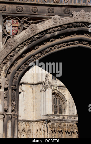 Vista attraverso Christchurch porta d'ingresso alla Cattedrale di Canterbury, nel Kent Foto Stock