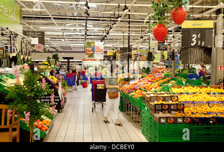 People shopping, l'interno di un francese Carrefour supermercato, la Dordogne, Francia, Europa Foto Stock