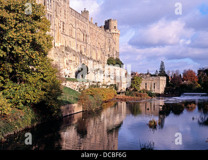 Il castello di Warwick lungo il fiume Avon, Warwick, Warwickshire, Inghilterra, Regno Unito, Europa occidentale. Foto Stock