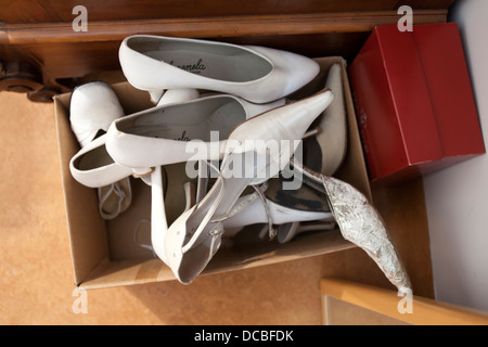 Scarpe di nozze su una casella. Foto Stock