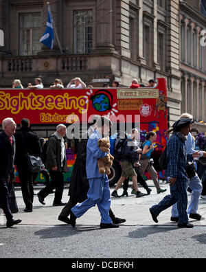 Londra, Regno Unito. 14 Ago, 2013. Edimburgo il 14 agosto 2013, il Fringe Festival dà un significato tutto nuovo per la frase sightseeing quando vedi i vestiti sulla città del Royal Mile. Foto Stock