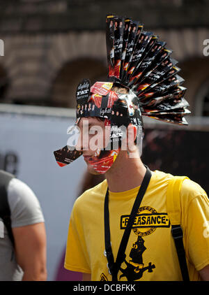 Londra, Regno Unito. 14 Ago, 2013. Edimburgo il 14 agosto 2013, il Fringe Festival dà un significato tutto nuovo per la frase sightseeing quando vedi i vestiti sulla città del Royal Mile. Foto Stock