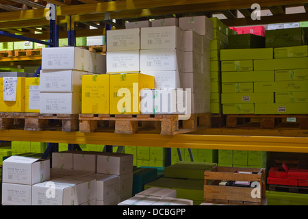 Pile di vino pronto per essere inviato a Gitton Pere et Fils. Foto Stock