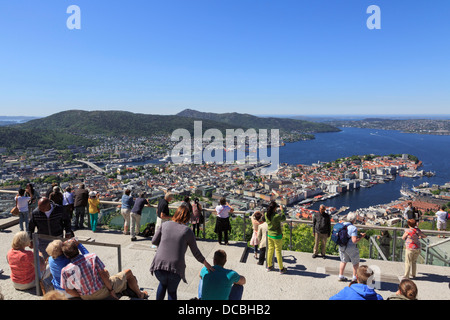 I turisti con vista della città e costa al punto di vista di occupato sul Monte Floyen, Bergen Hordaland, Norvegia e Scandinavia Foto Stock