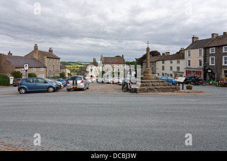 Croce di mercato e parcheggio auto in Middleham, Wensleydale, North Yorkshire, Yorkshire Dales National Park, Inghilterra, Regno Unito. Foto Stock