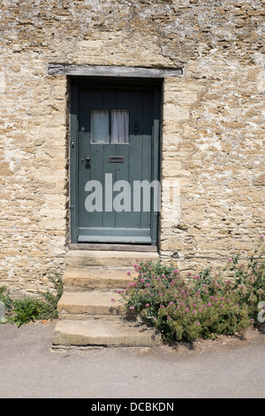 Porta di casa con le fasi Lacock Village Foto Stock