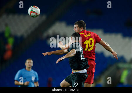 Cardiff, Galles. 14 Ago, 2013. Paddy Madden della Repubblica di Irlanda (Yeovil Town) e Andrew Crofts del Galles (Brighton) competere in aria durante la seconda metà della International friendly football match tra Galles e la Repubblica di Irlanda a Cardiff City Stadium. Credito: Azione Sport Plus/Alamy Live News Foto Stock