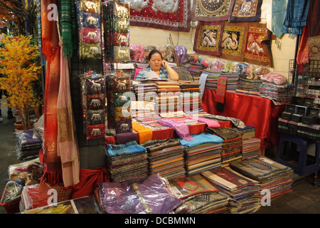 Seta thailandese shop nel mercato del fine settimana di Chatuchak , Bangkok , Thailandia Foto Stock