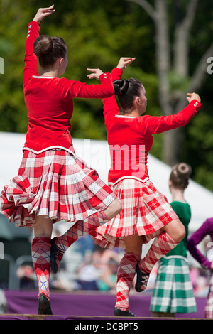 Aberdeen, Scozia - 16 Giugno 2013: ballerini eseguono un altopiano di routine di danza presso la Aberdeen Highland Games. Foto Stock