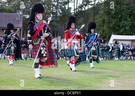 Ballater Scozia - August 8th, 2013: Tamburo Major leader ammassato bande di cornamuse a Ballater Highland Games in Scozia. Foto Stock