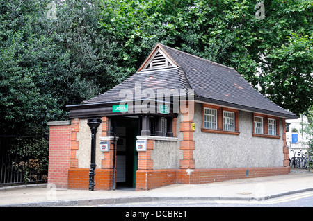 Pubblico tradizionale di comodità, onorevoli wc o wc, LINCOLN' S INN Campi, London, England Regno Unito Foto Stock