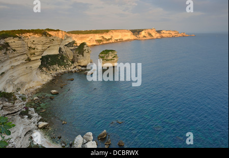 Vista costiera con grano de sable (sabbia granella) rock, Bonifacio, Corsica, Francia Foto Stock