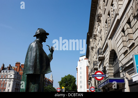 Sherlock Holmes statua al di fuori della stazione di baker street Londra Inghilterra REGNO UNITO Foto Stock