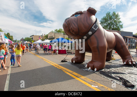 Grande cane gonfiabile a Burger Fest celebrazione in Hamburg New York Foto Stock