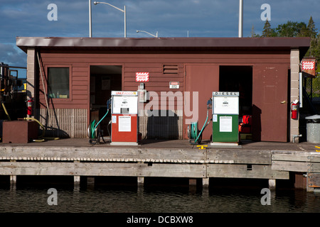 La benzina senza piombo e combustibile diesel pompe, Rock Harbor, Parco nazionale Isle Royale, Michigan, Stati Uniti d'America Foto Stock