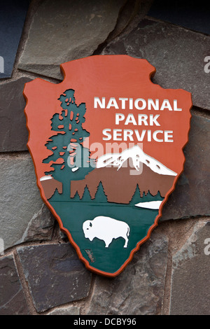 Parco nazionale di servizio protezione del logo su una parete di roccia, Grand Portage monumento nazionale, Grand Portage, Minnesota, Stati Uniti d'America Foto Stock