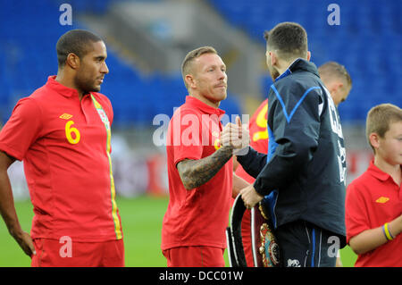 Cardiff, Galles, UK. Il 14 agosto 2013. Il Galles v Repubblica di Irlanda - Vauxhall amichevole internazionale a Cardiff City Stadium : Craig Bellamy del Galles. Craig Bellamy del Galles scuote le mani con WBO world light-Heavyweight Champion Nathan sapientemente © Phil Rees/Alamy Live News Foto Stock