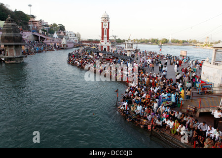 I pellegrini si raccolgono sulle rive del Fiume Gange in Haridwar, India per la sera puja, una cerimonia religiosa Indù. Foto Stock