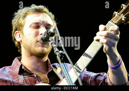 Toronto, Canada. 14 Ago, 2013. Il Idol americano Phillip Phillips suona presso il Molson anfiteatro canadese come l'atto di apertura per John Mayer è nato e cresciuto WORLD TOUR. © EXImages/Alamy Live News Foto Stock