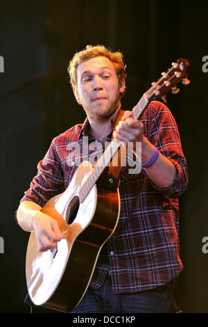 Toronto, Canada. 14 Ago, 2013. Il Idol americano Phillip Phillips suona presso il Molson anfiteatro canadese come l'atto di apertura per John Mayer è nato e cresciuto WORLD TOUR. © EXImages/Alamy Live News Foto Stock