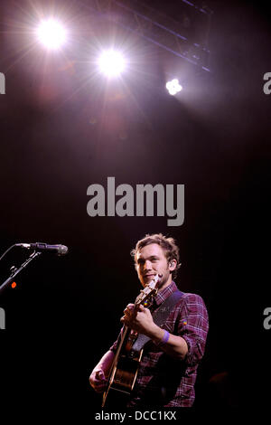 Toronto, Canada. 14 Ago, 2013. Il Idol americano Phillip Phillips suona presso il Molson anfiteatro canadese come l'atto di apertura per John Mayer è nato e cresciuto WORLD TOUR. © EXImages/Alamy Live News Foto Stock