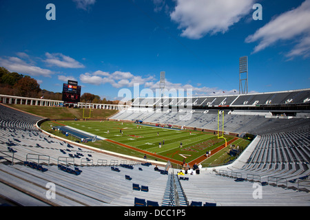 Oct 22, 2011; Charlottesville VA, Stati Uniti d'America; vista generale di Scott Stadium prima che il gioco tra la Virginia Cavaliers e la North Carolina State Wolfpack. Foto Stock