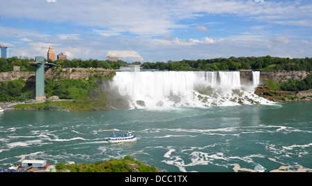 Cascate del Niagara - luglio 4: la Domestica della Foschia barca si avvicina l'americano cade il 4 luglio 2013. T Foto Stock