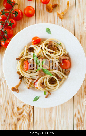 Spaghetti con pesto e pomodori ciliegini, vista dall'alto Foto Stock