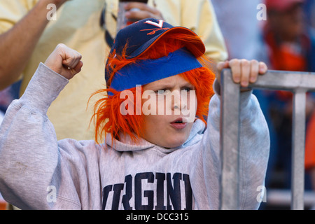 Un Virginia Cavaliers fan cheers nel si erge contro la Georgia Tech giacche gialle durante il terzo trimestre a Scott Stadium. Foto Stock