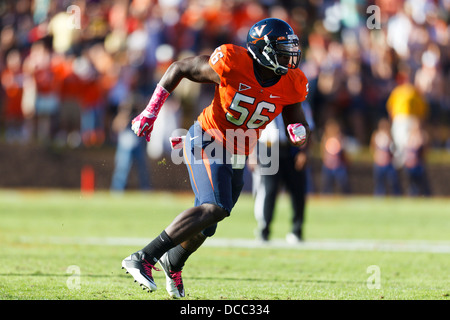 Virginia Cavaliers difensivo fine Cam Johnson (56) durante un gioco contro la Georgia Tech giacche gialle durante la seconda quarte Foto Stock