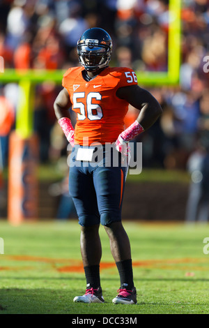 Virginia Cavaliers difensivo fine Cam Johnson (56) linee fino ad un gioco contro la Georgia Tech giacche gialle durante la seconda Foto Stock