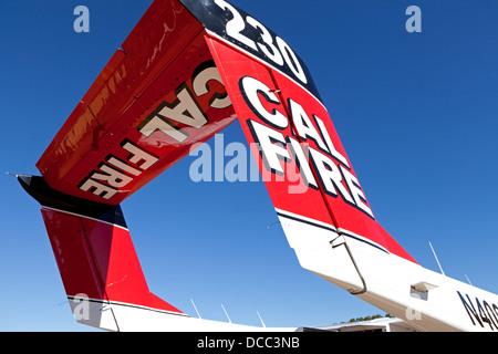 Coda di una Cal Fire OV-10 Bronco contrasta il cielo della California. T Foto Stock