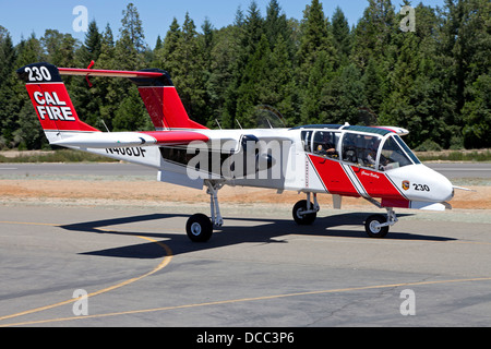 Cal Fire OV-10 Bronco taxi al Nevada County attacco aereo Base prima di una missione di estinzione. Foto Stock