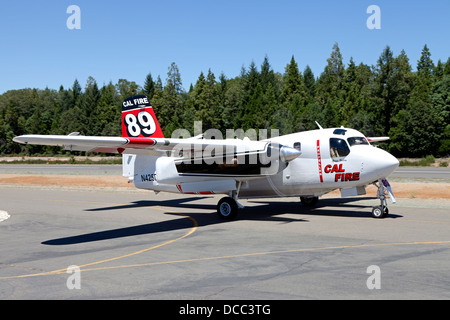 Calfire Grumman S2-T Turbo Tracker taxi a Grass Valley Attacco aria di base. Foto Stock