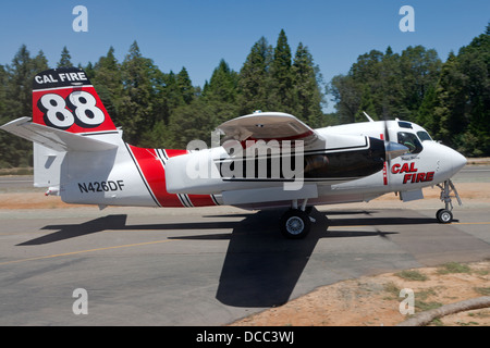 Calfire Grumman S2-T Turbo Tracker taxi a Grass Valley Attacco aria di base. Foto Stock