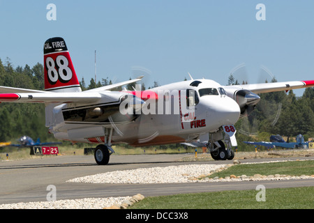 Calfire Grumman S2-T Turbo Tracker taxi a Grass Valley Attacco aria di base. Foto Stock